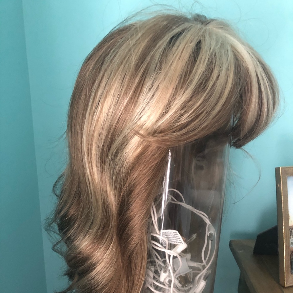 Synthetic wavy wig